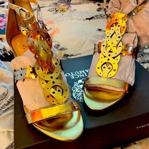 NWT Vince Camuto Golden Shoes✨✨